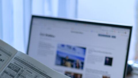 Laptop mit einer Zeitung